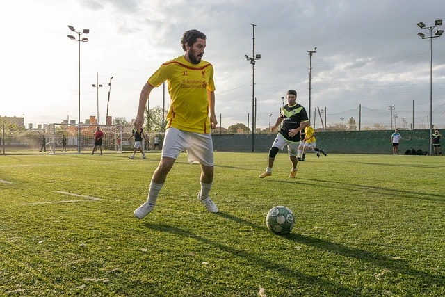 2 personas jugando futbol