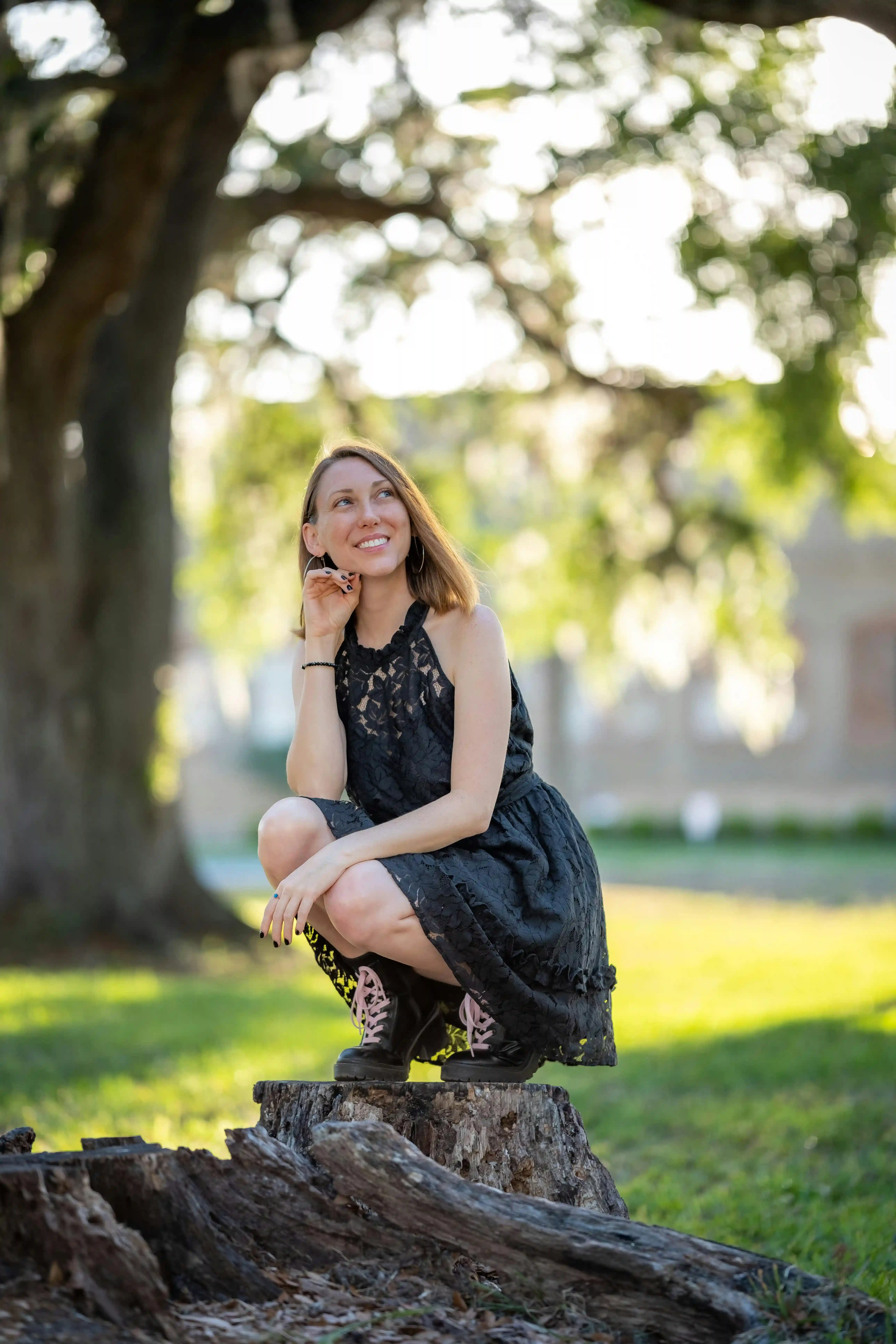 Mujer posando y sonriendo con el sol de fondo