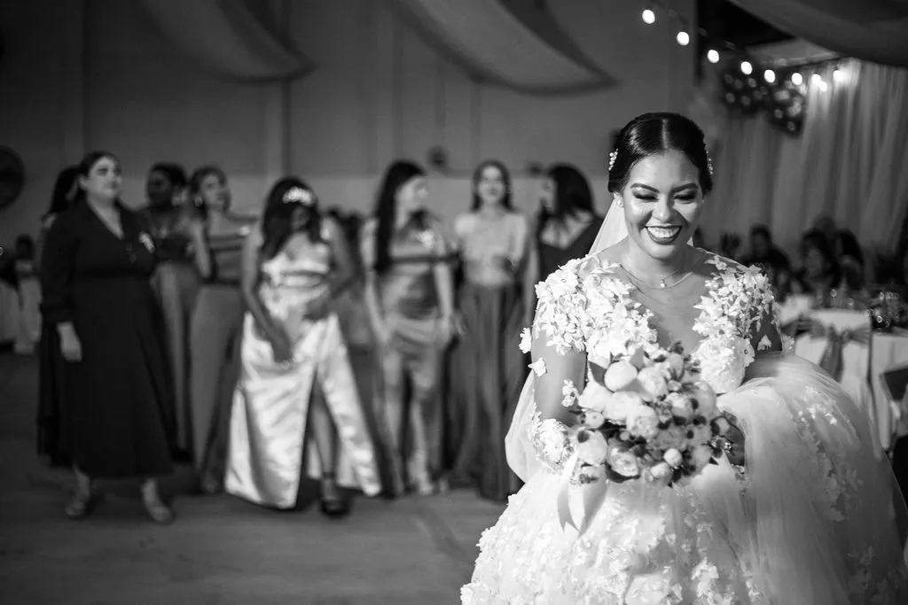 Novia con vestido blanco sonriendo en una boda