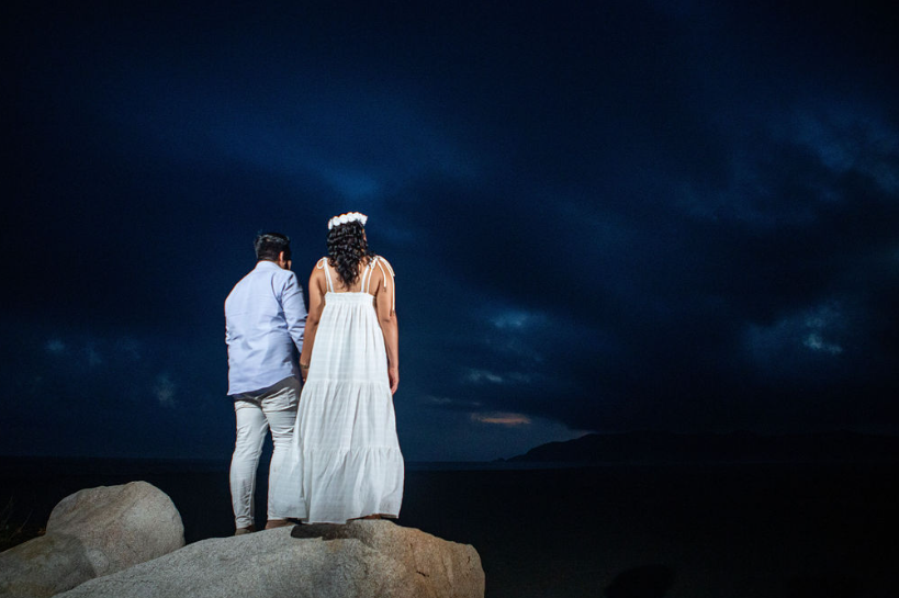 Novios viendo al cielo