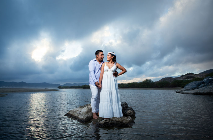 Novios abrazados en una playa