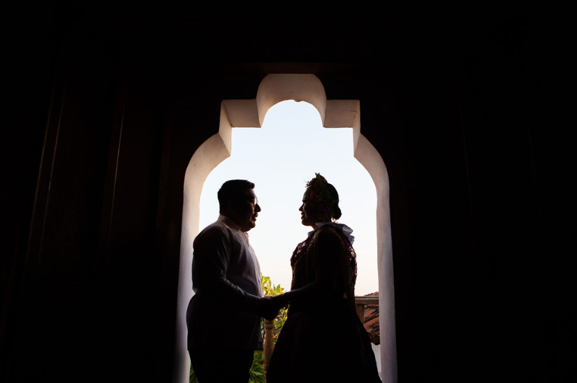 Foto de novios a contra luz