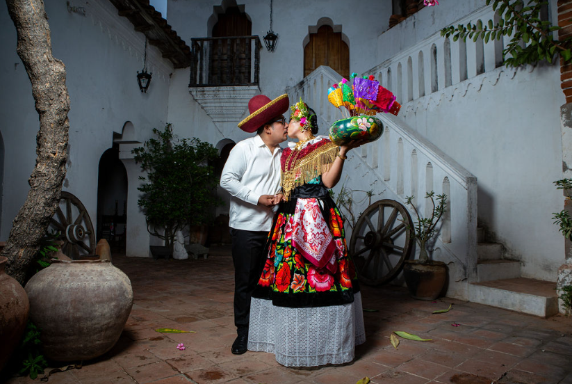 Novios con ropa tradicional besandose